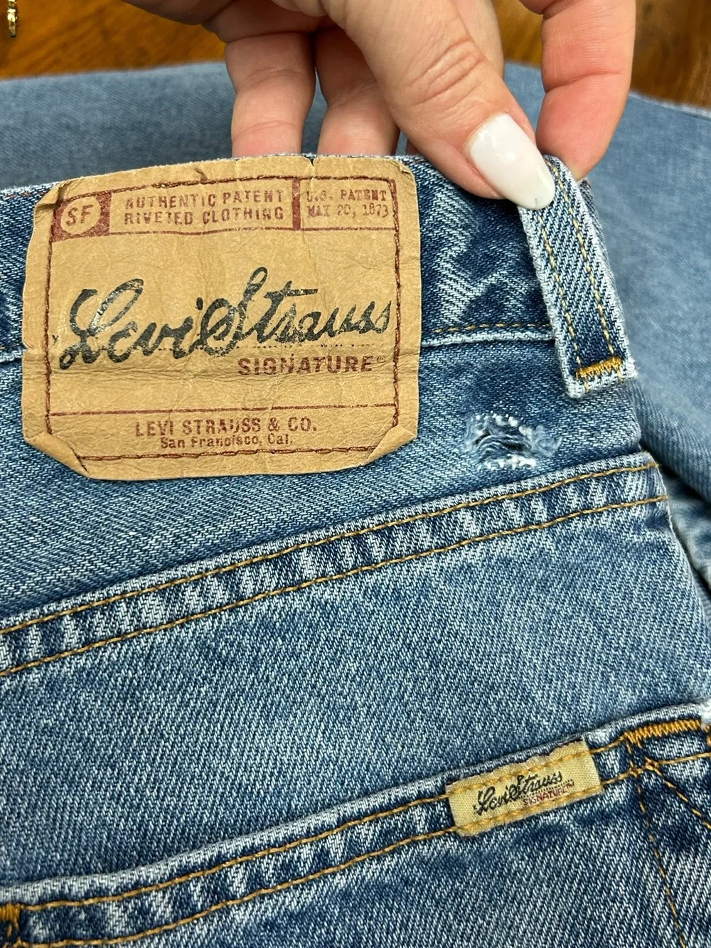 Vintage Levi’s Signature Relaxed Fit W30 L30 Light Wash Distressed Denim Jeans